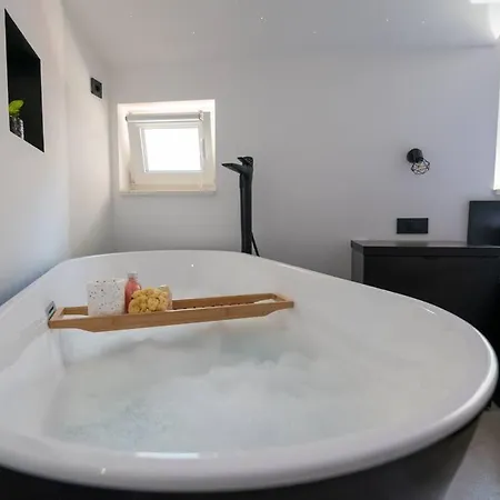 Apartamento Mezza Luna: Chic Split